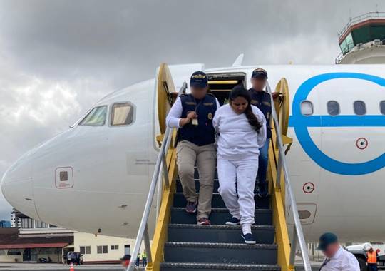 Lina Elizabeth Chilel Baíl, nacional guatemalteca buscada por abuso infantil, es tomada bajo custodia por autoridades del orden público guatemaltecas el 31 de julio en el Aeropuerto Internacional La Aurora en la Ciudad de Guatemala, Guatemala, tras ser removida de EE. UU. por el ICE.